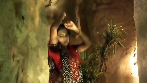Indian Milf Babe Is Awesome When She Dances