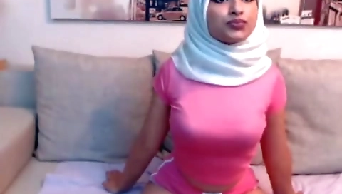 Sexy arab girl naked on webcam